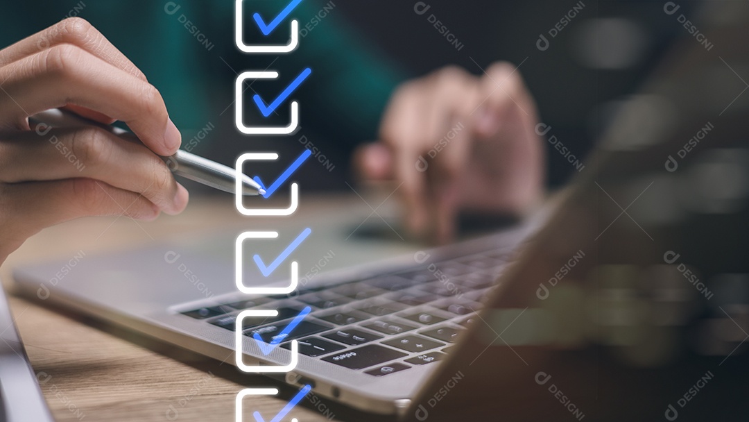 Mulher usando um laptop verificando marcas nas caixas de seleção na tela virtual