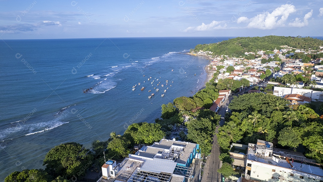 Visão aérea da praia de Pipa e cidade beira mar