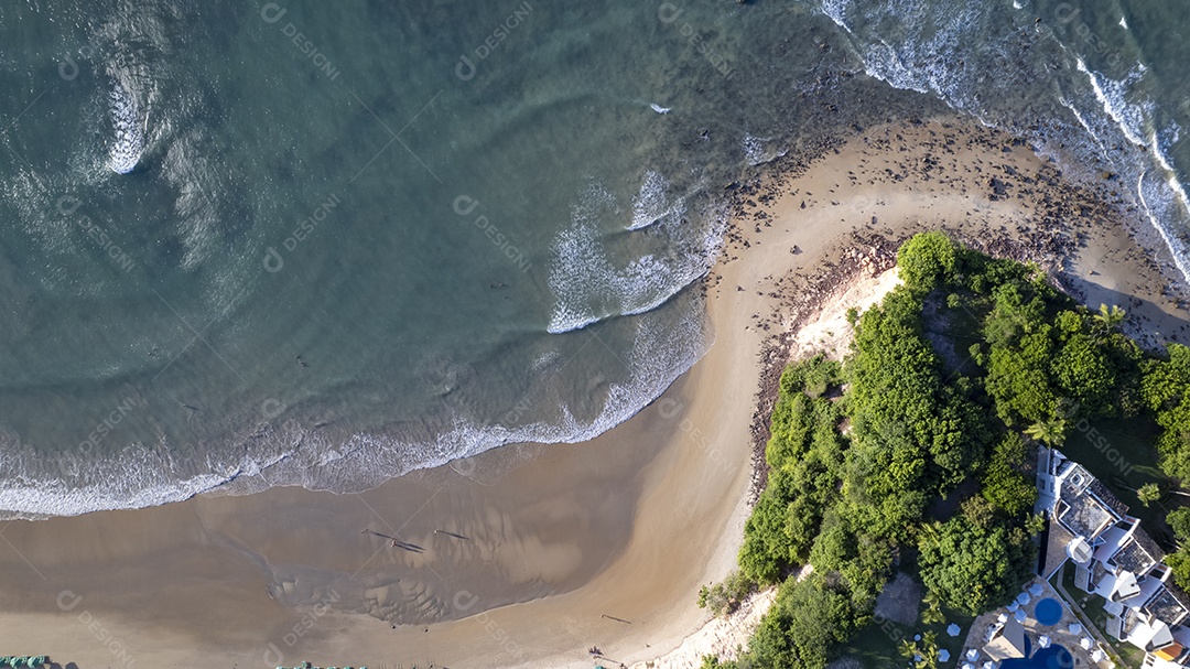 Praia linda de águas cristalina da Bahia dos Golfinhos em Tibau do Sul