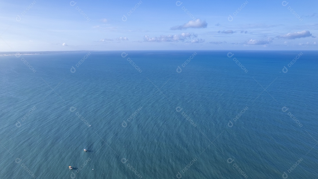Mar e céu azul aberto na praia de Pipa