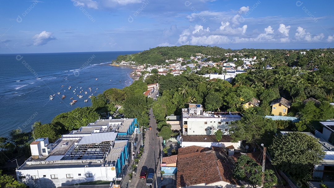 Visão aérea da praia de Pipa e cidade beira mar