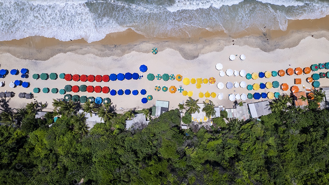 Vista superior do guarda-sol em praia Madeiro Tibau do Sul