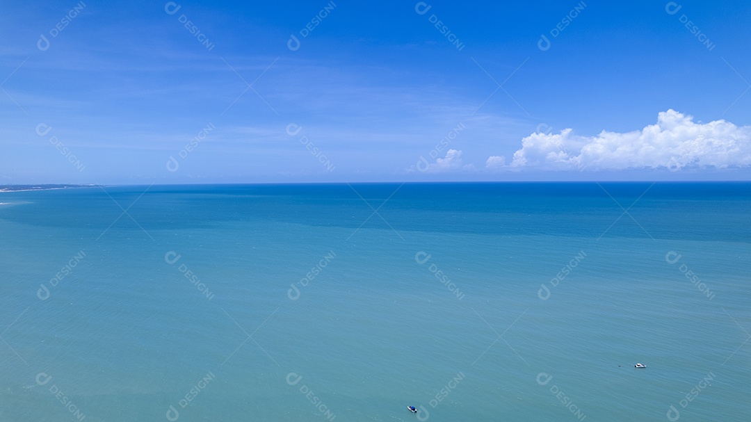 Céu azul com poucas nuvens e mar aberto lindo