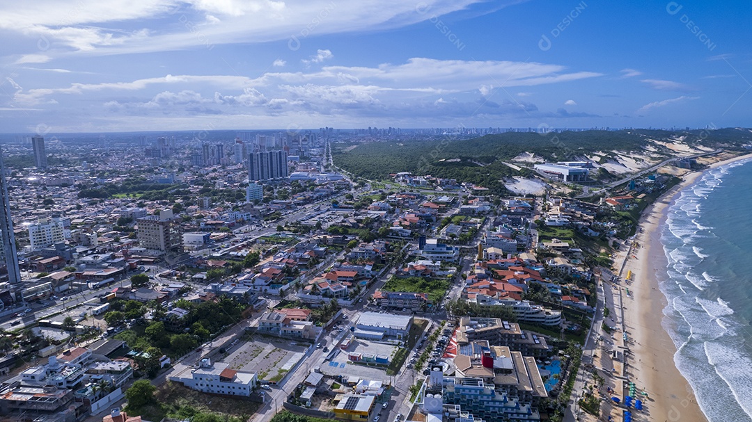 Visão aérea de cidade beira mar