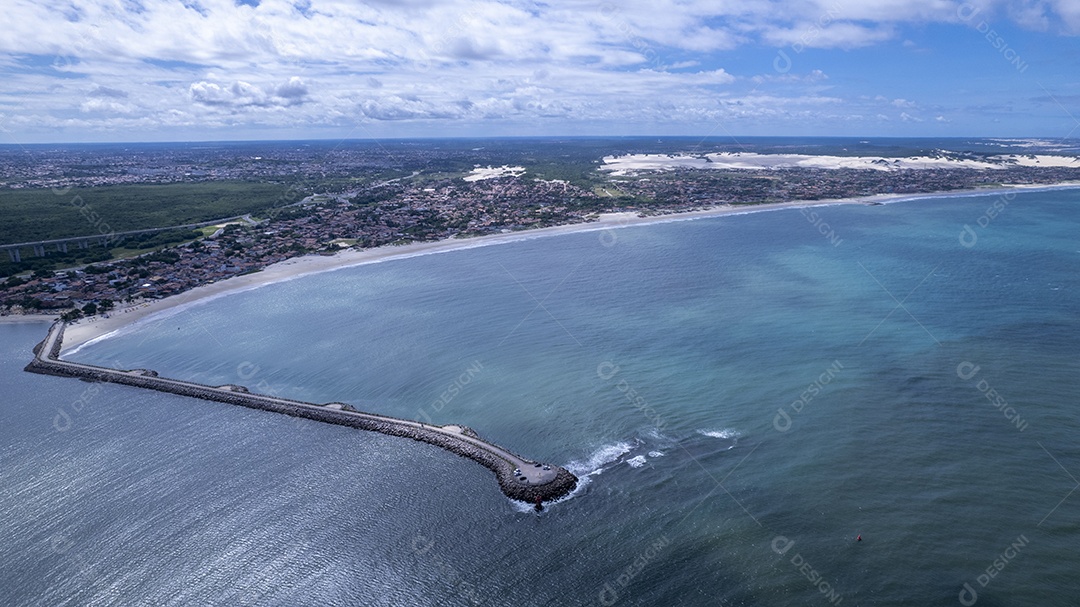 Linda praia de Forte Reis dos Magos com passarela no mar