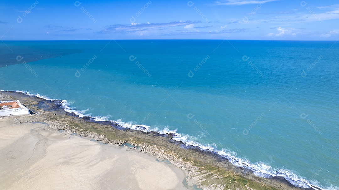 Vista paradisíaca de praia Forte Reis dos Magos em Natal