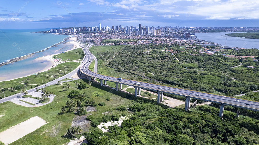 Linda paisagem sobre ponte Newton Navarro e ao lado o  mar