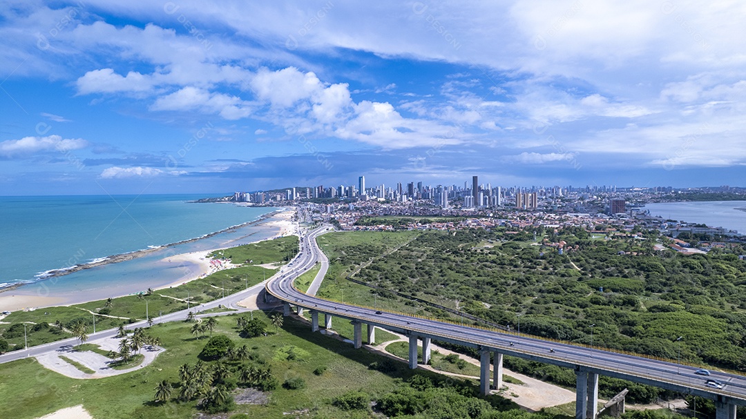 Vista aérea linda da Ponte Newton Navarro com mar de fundo