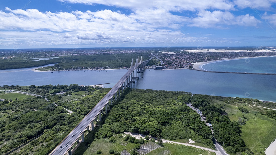 Visão aérea da Ponte Newton Navarro em Natal