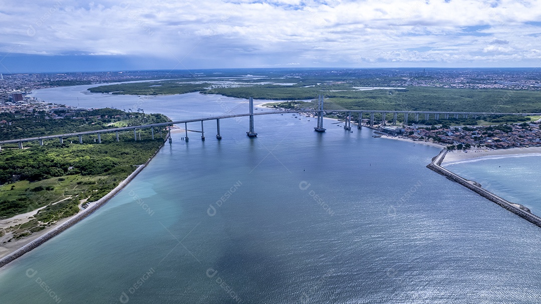 Vista aérea da Ponte Newton Navarro em Natal
