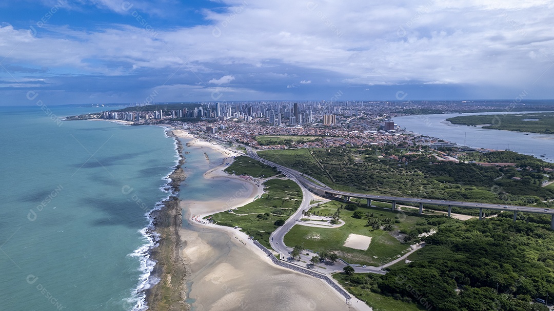 Vista aérea do mar e da Ponte Newton Navarro em Natal Rio Grande do Norte