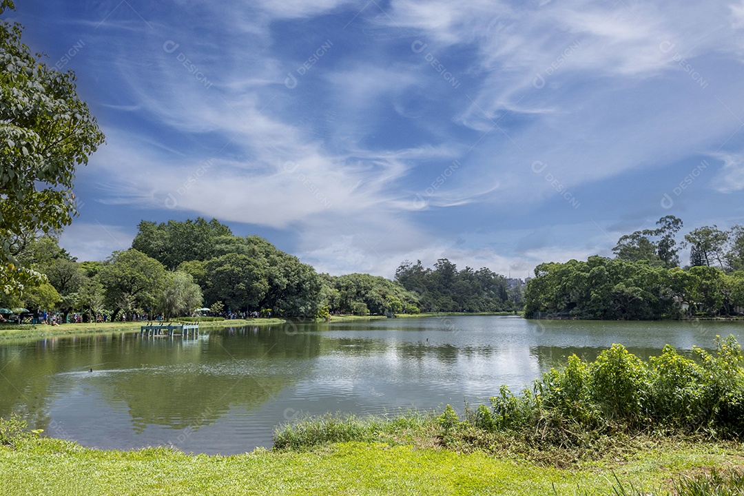 Lago de Ibirapuera parque e céu lindo
