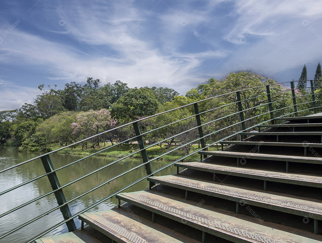 Vista de cima de uma ponte sobre o lago no Parque de Ibirapuera São Paulo