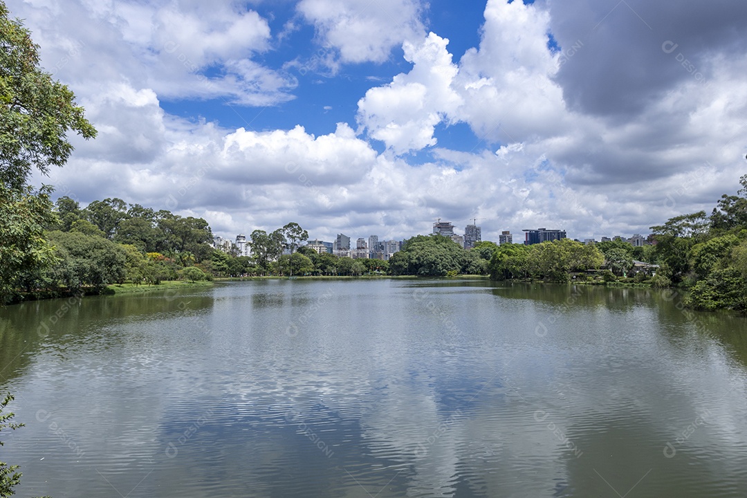 Lago de Ibirapuera parque e céu lindo