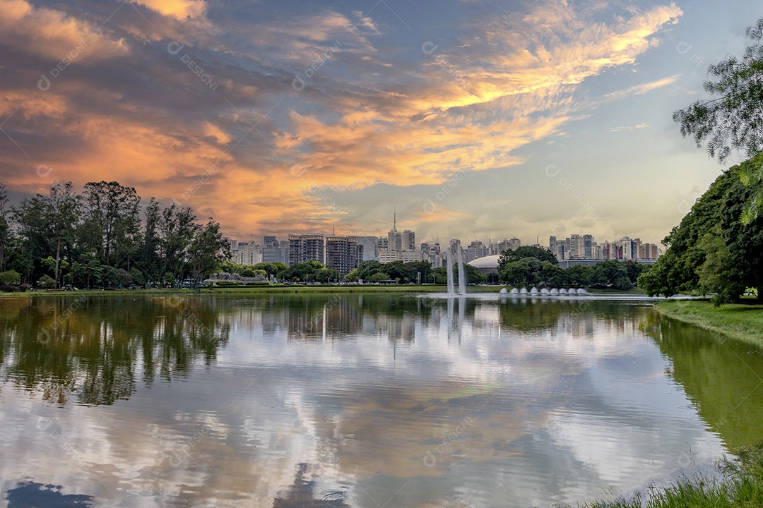 Lago de Ibirapuera parque e céu lindo