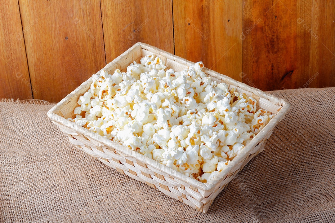 Pipoca na cesta na mesa de festa