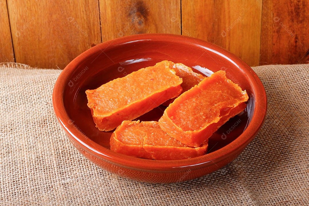 Mesa com doces brasileiros e tradicional