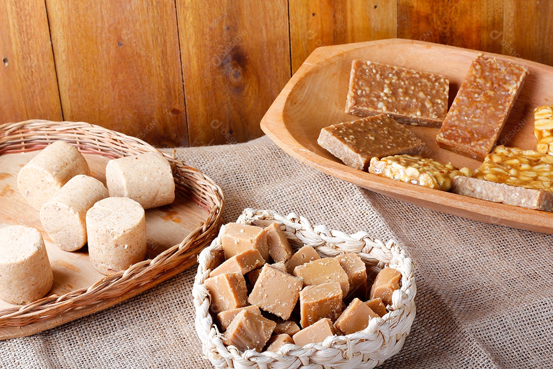 Mesa com doces brasileiros e sobremesas tradicionais de festas sertanejas