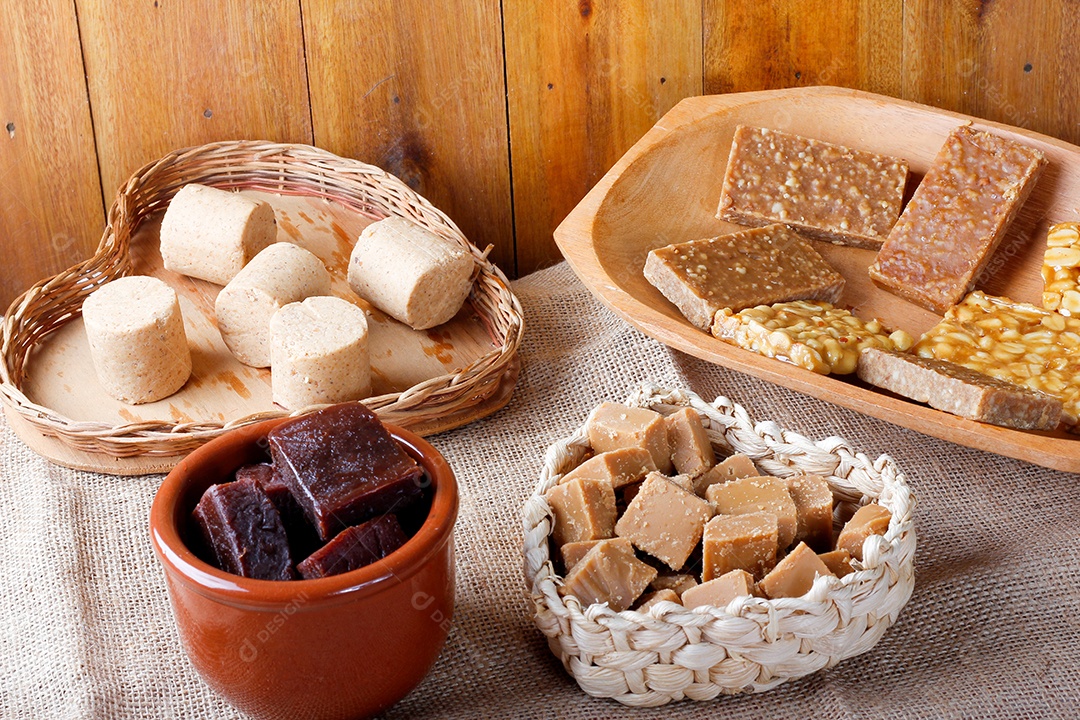 Mesa com doces brasileiros e sobremesas tradicionais de festas sertanejas