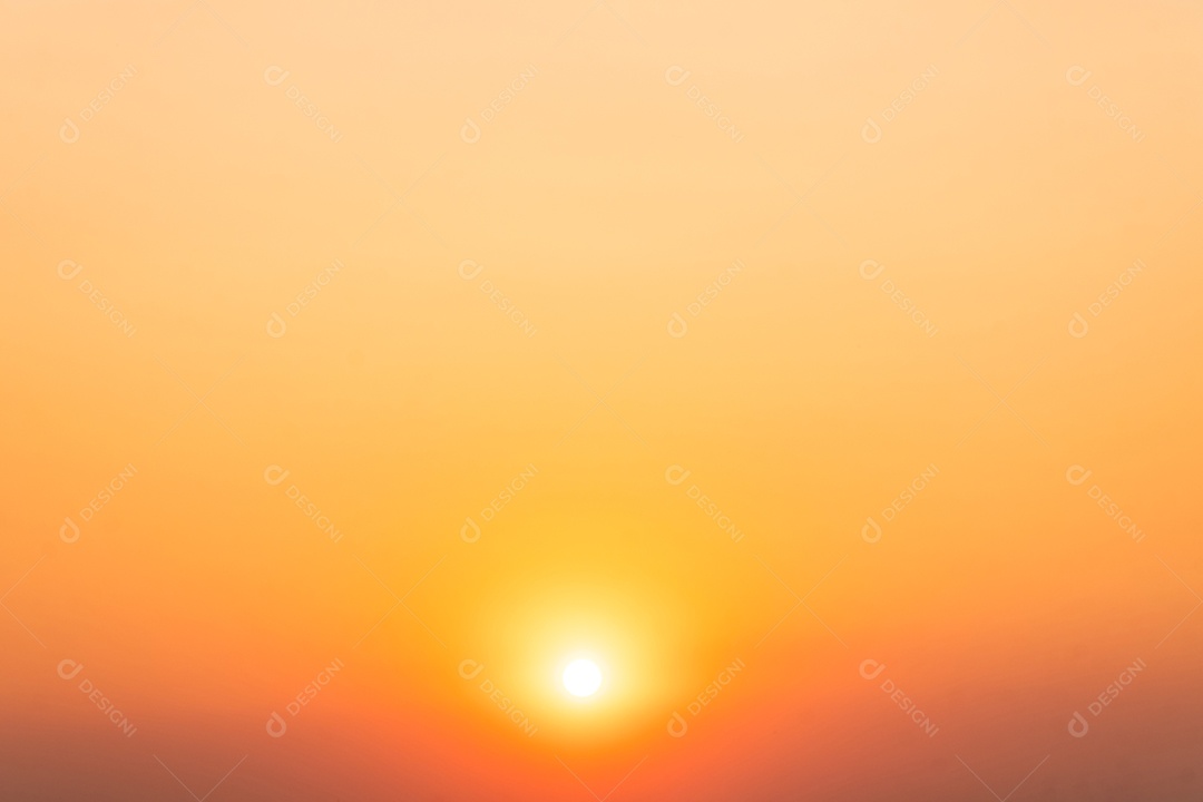 Fundo desfocado de céu com sol