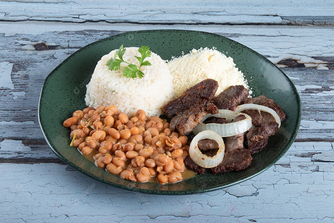 Prato de comida típica tradicional deliciosa arroz feijão e carne