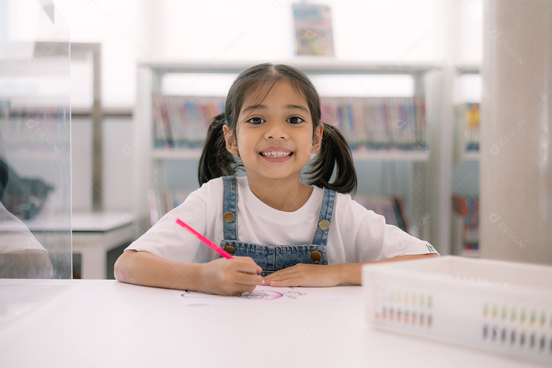 Linda menina sorridente em uma biblioteca