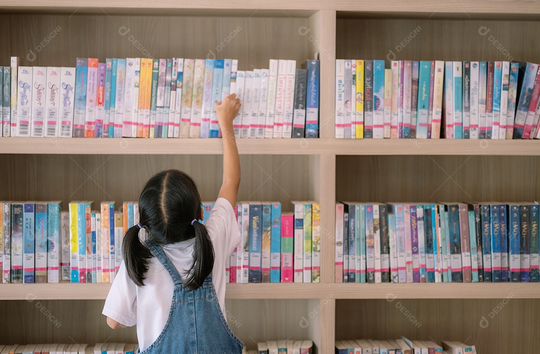 Menina escolhendo livro na biblioteca