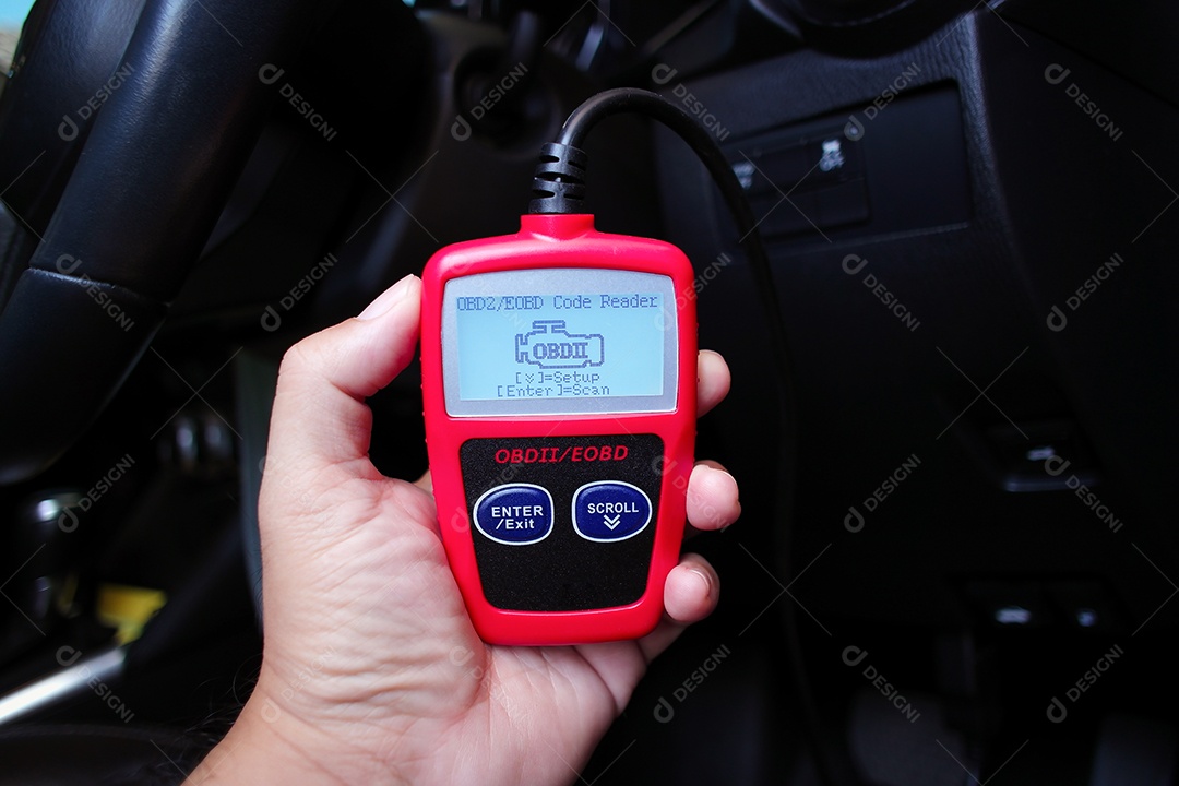 Scanner OBD2 em uma mão mecânica