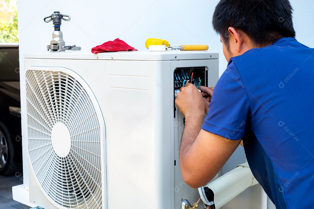 Homem arrumando ar condicional