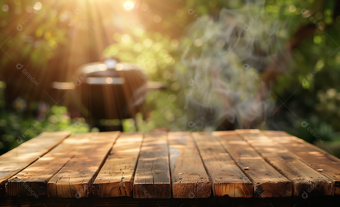 Fundo desfocado de uma mesa de madeira vazia com churrasqueira no jardim