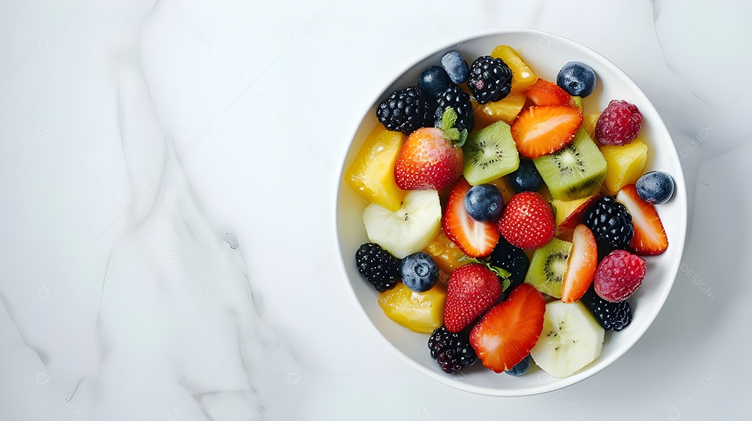 Tigela de vidro com muita frutas frescas