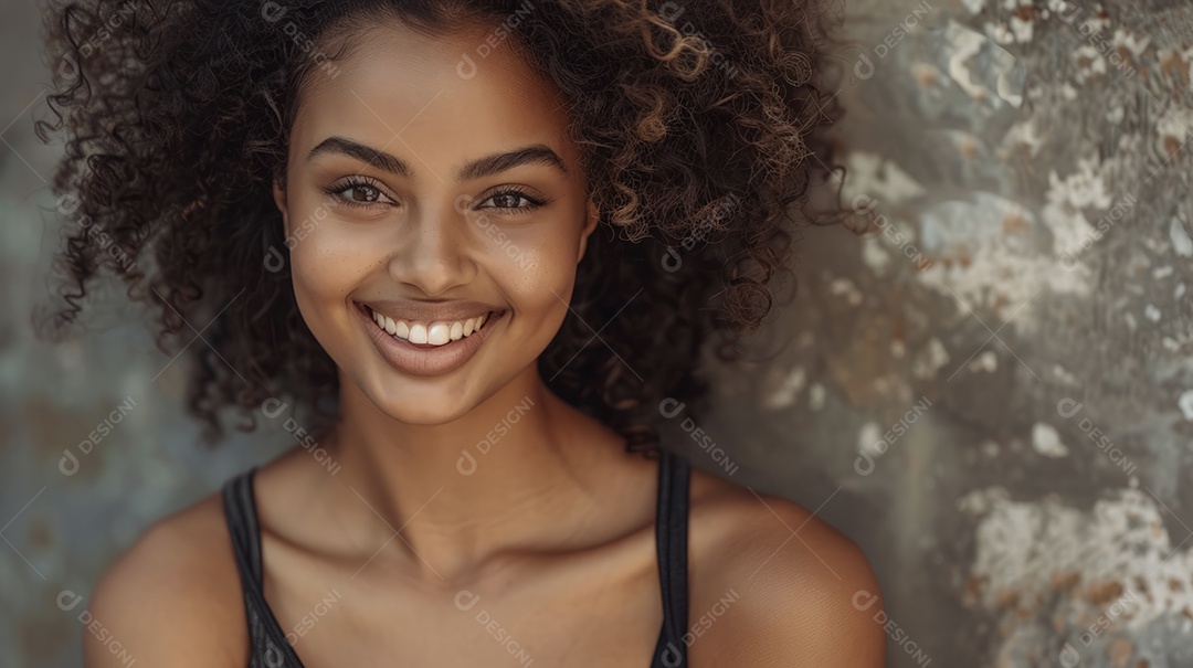 Linda jovem negra de cabelos cacheados sorrindo