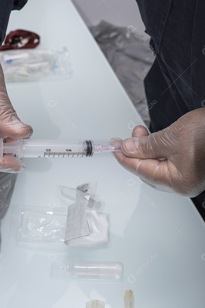 Enfermeiro segurando seringa vazia