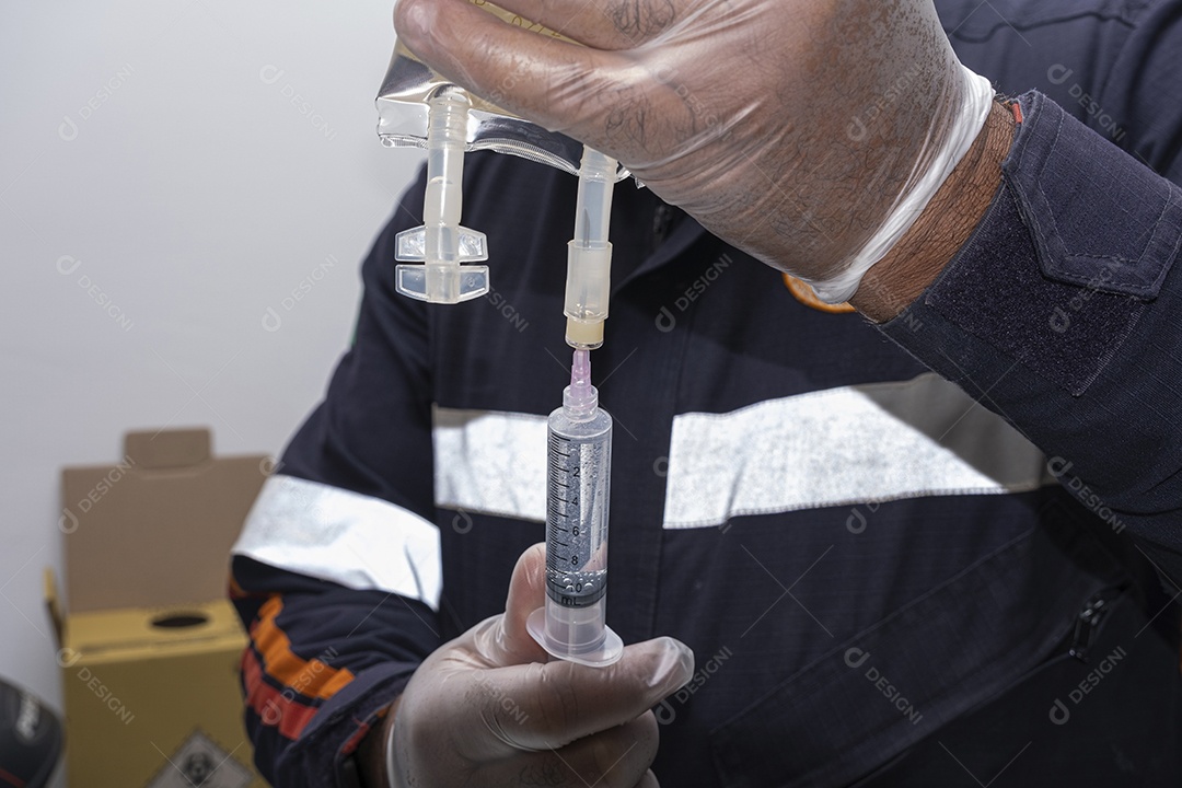 Enfermeiro na preparação de medicamento