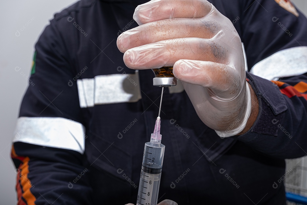 Enfermeiro preparando remédio para aplicação