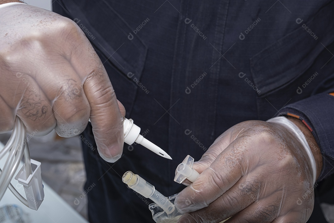 Enfermeiro preparando remedio