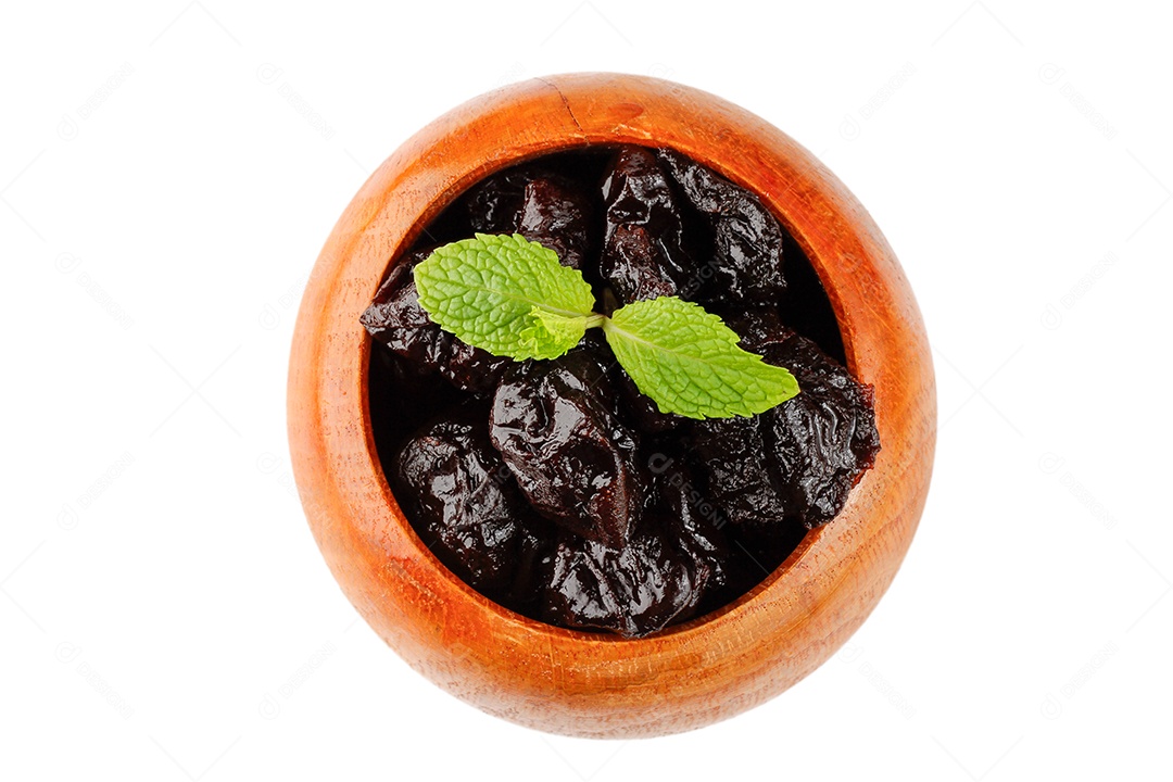 Ameixa seca em uma tigela de vidro isolada em uma vista superior de fundo branco