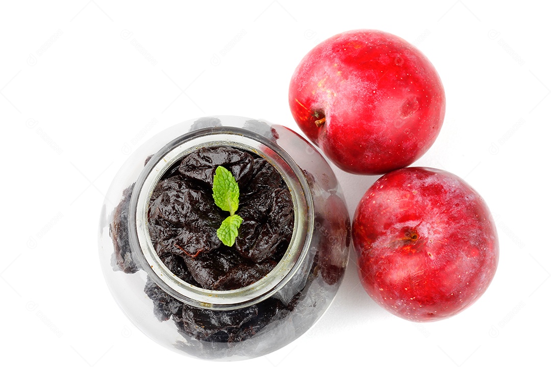 Ameixa seca em uma tigela de vidro isolada em uma vista superior de fundo branco