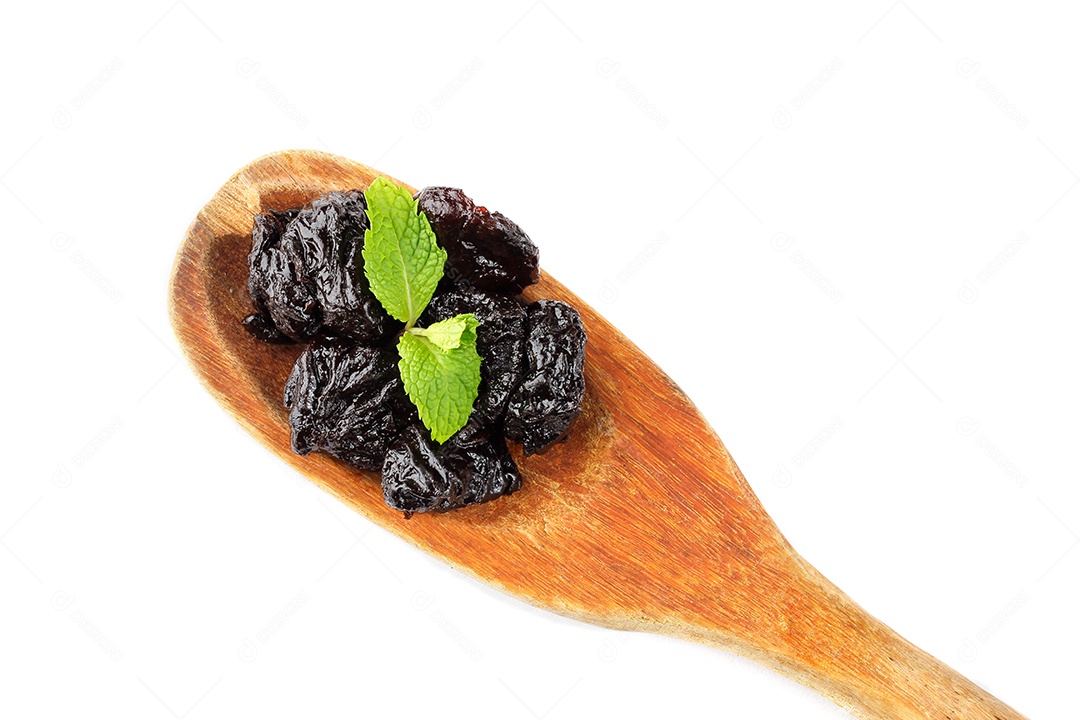 Ameixa seca em colher de pau isolada