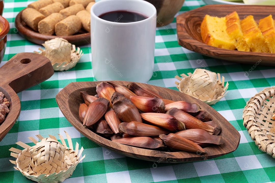 Castanhas doces bolos suco culinária junina
