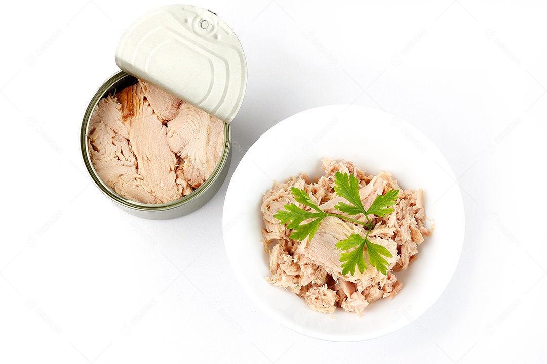 Atum enlatado isolada na vista superior de fundo branco