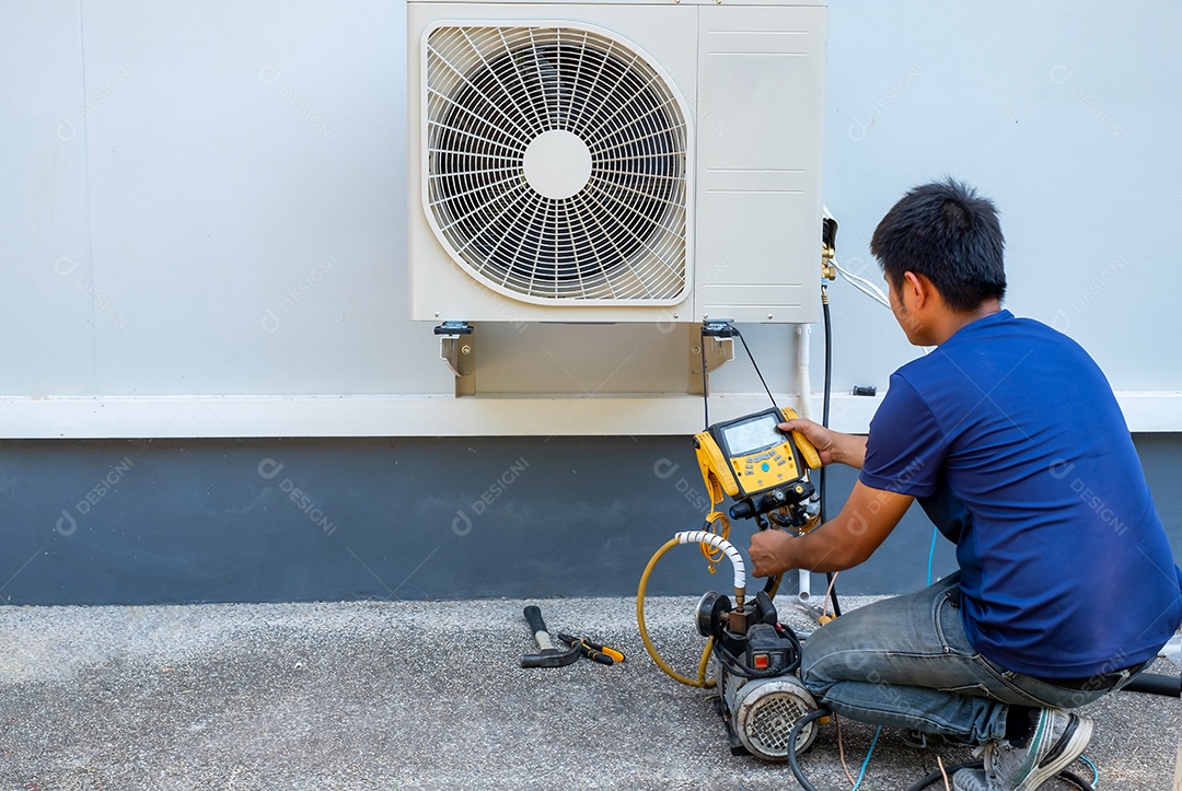 Homem fazendo manutenção em ar condicionado