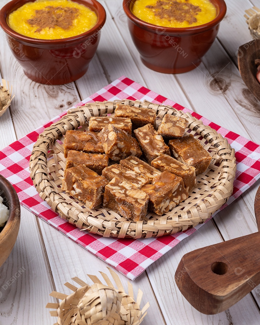 Comida típica do festival junino sobre mesa de madeira branca