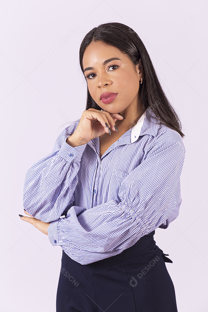 Linda mulher jovem sobre fundo isolado segurando dinheiro