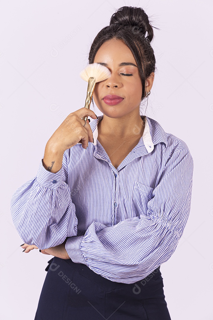 Linda mulher jovem sobre fundo isolado segurando dinheiro