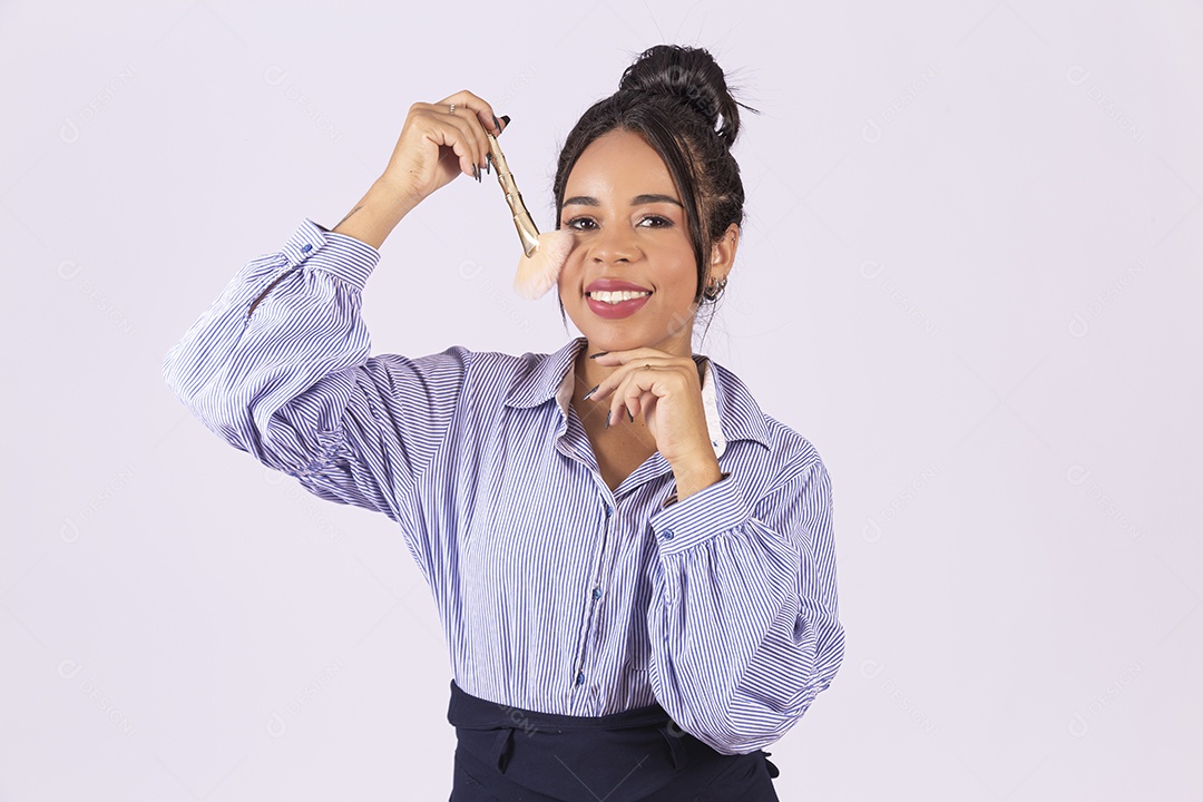 Linda mulher jovem sobre fundo isolado segurando dinheiro