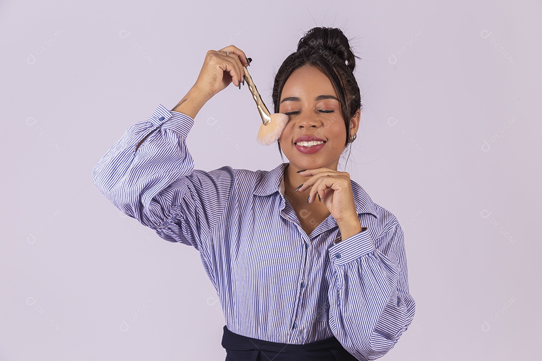 Linda mulher jovem sobre fundo isolado segurando dinheiro