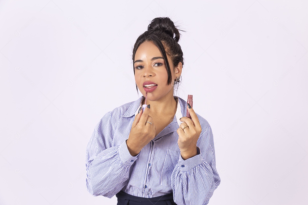 Linda mulher jovem sobre fundo isolado segurando dinheiro