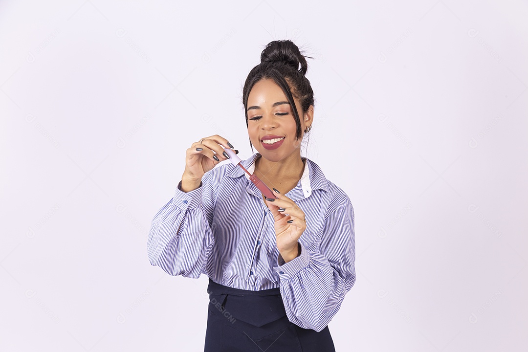 Linda mulher jovem sobre fundo isolado segurando dinheiro