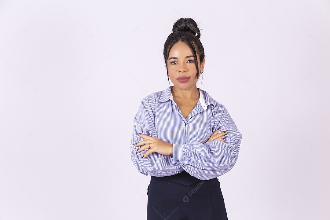 Linda mulher jovem sobre fundo isolado segurando dinheiro